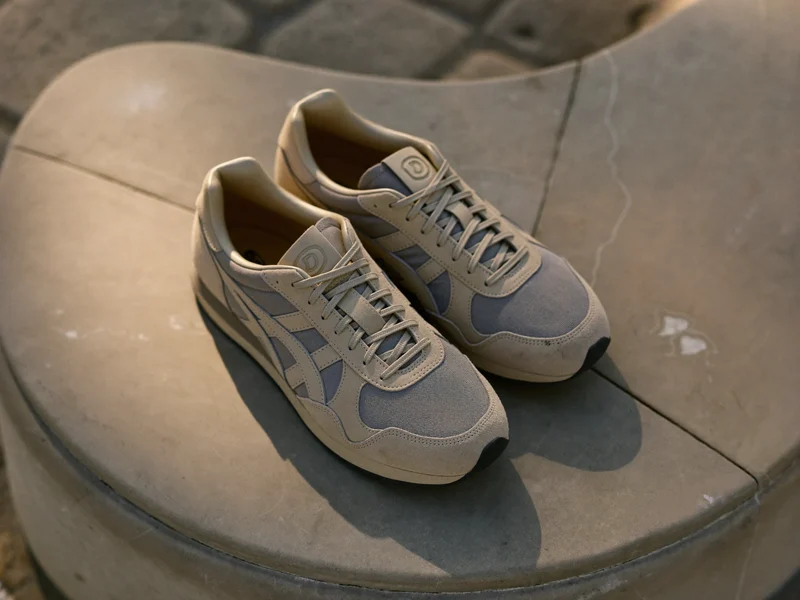 Retro-Runner mit Veloursleder und Mesh auf mattem Stein