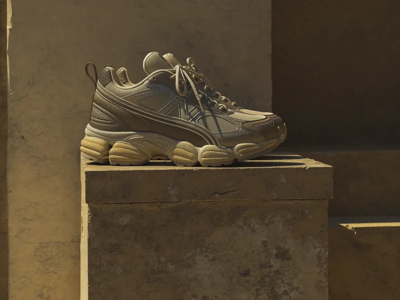 Plateau-Sneaker in Sand- und Taupetönen auf rauem Putz
